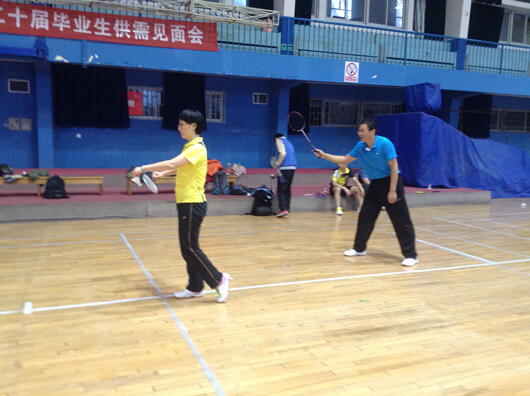必赢官网师生羽毛球友谊赛顺利举行