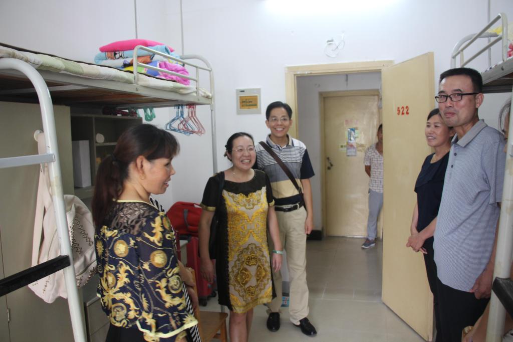 必赢官网领导深入新生宿舍走访慰问