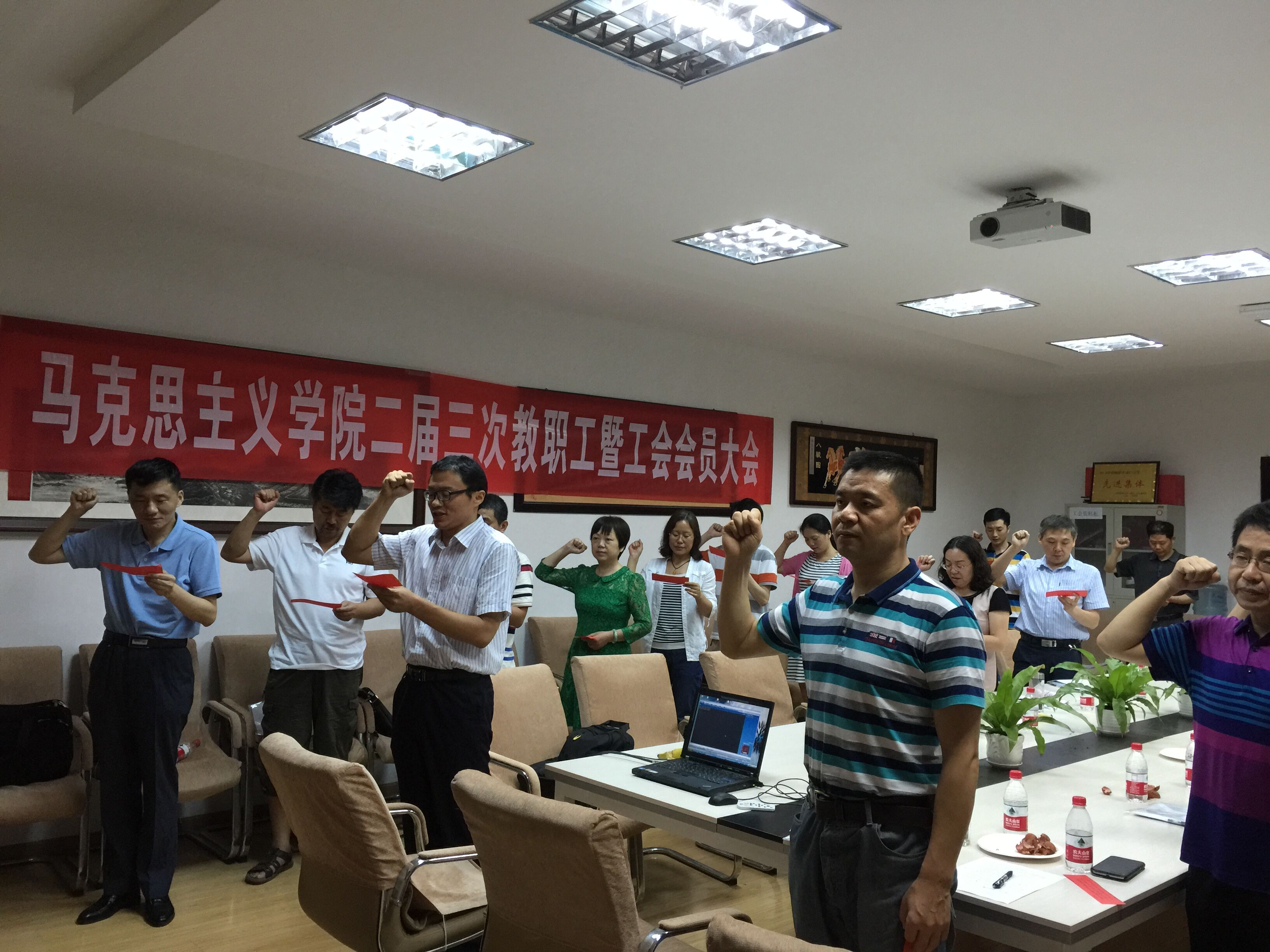 【两学一做】必赢中国官方网站全体教职工党员重温入党誓词